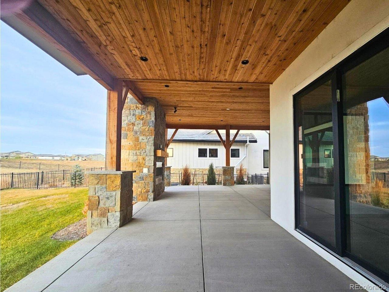 Image 4: Privacy with a lookout