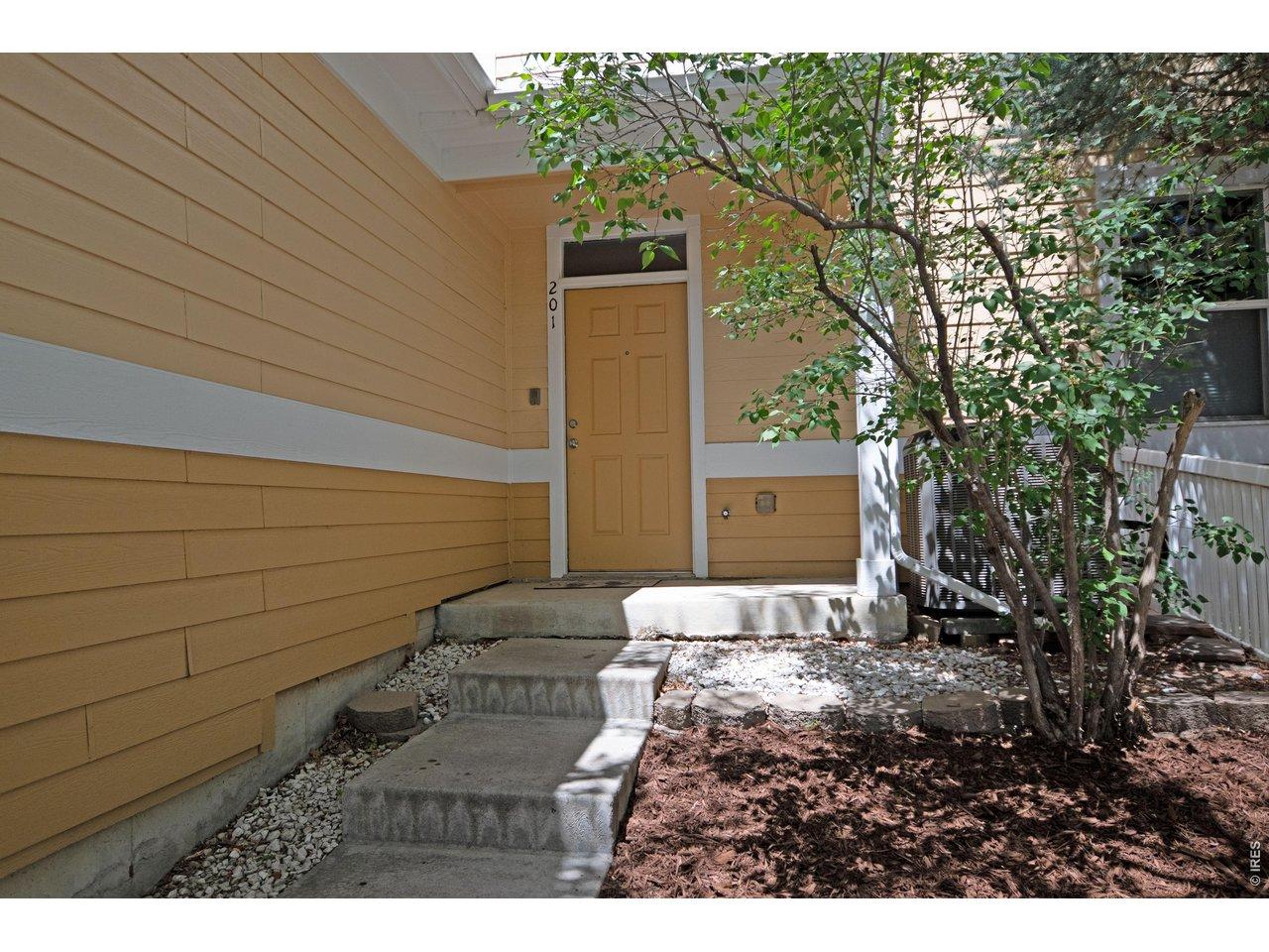 Image 2: Private fenced front yard Image 2: Private fenced front yard
