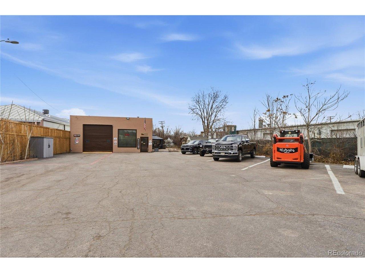 Image 3: Lots of Parking Image 3: Lots of Parking