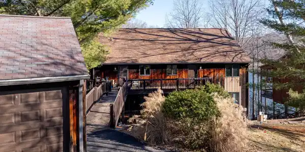 1877 E Eagle Bay