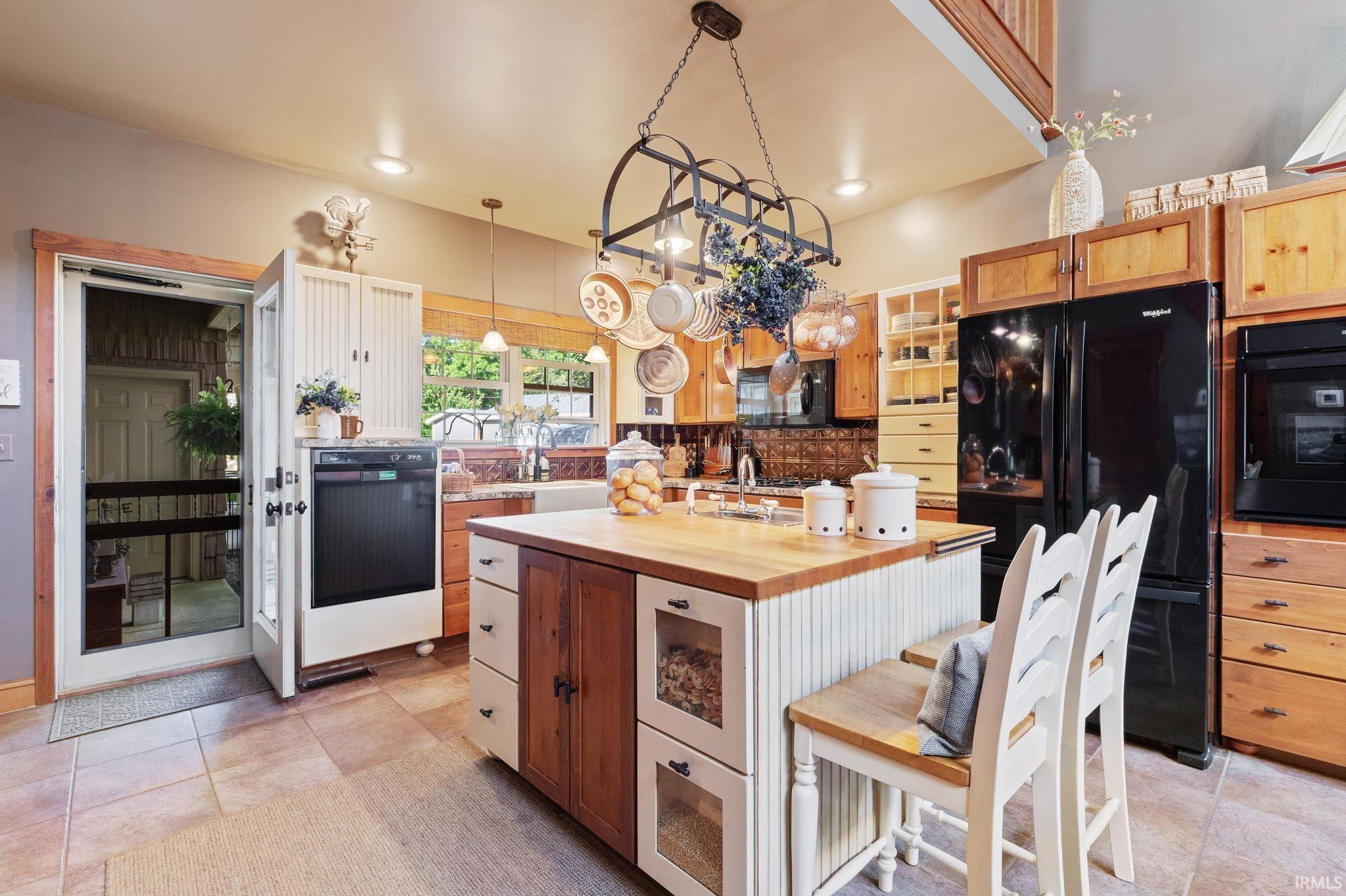 Image 3: Most appliances are new!, Country Kitchen