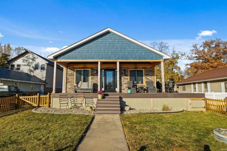 5552 N Willow