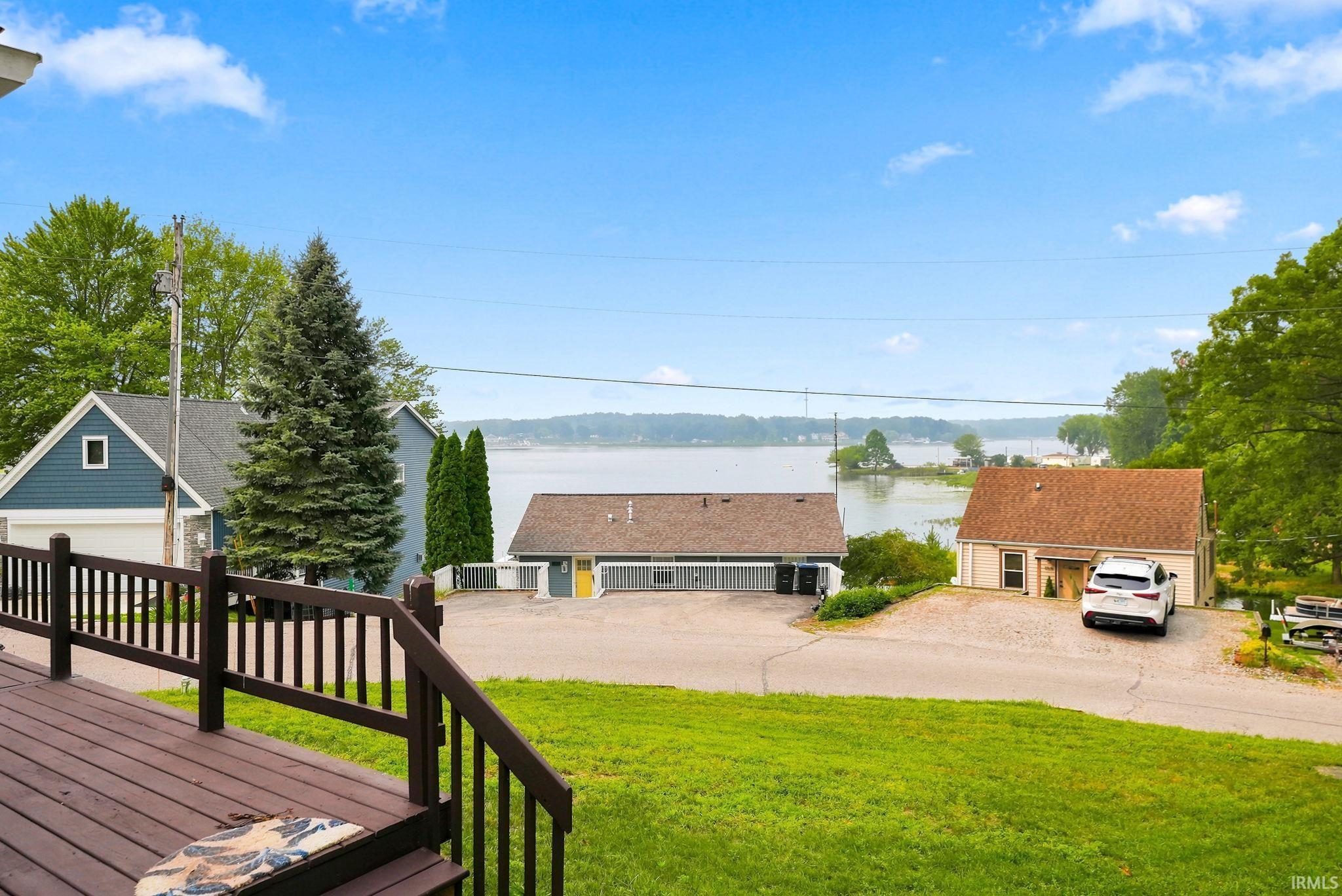 Image 3: Expansive outdoor deck with dark wood-finish railing, Deck