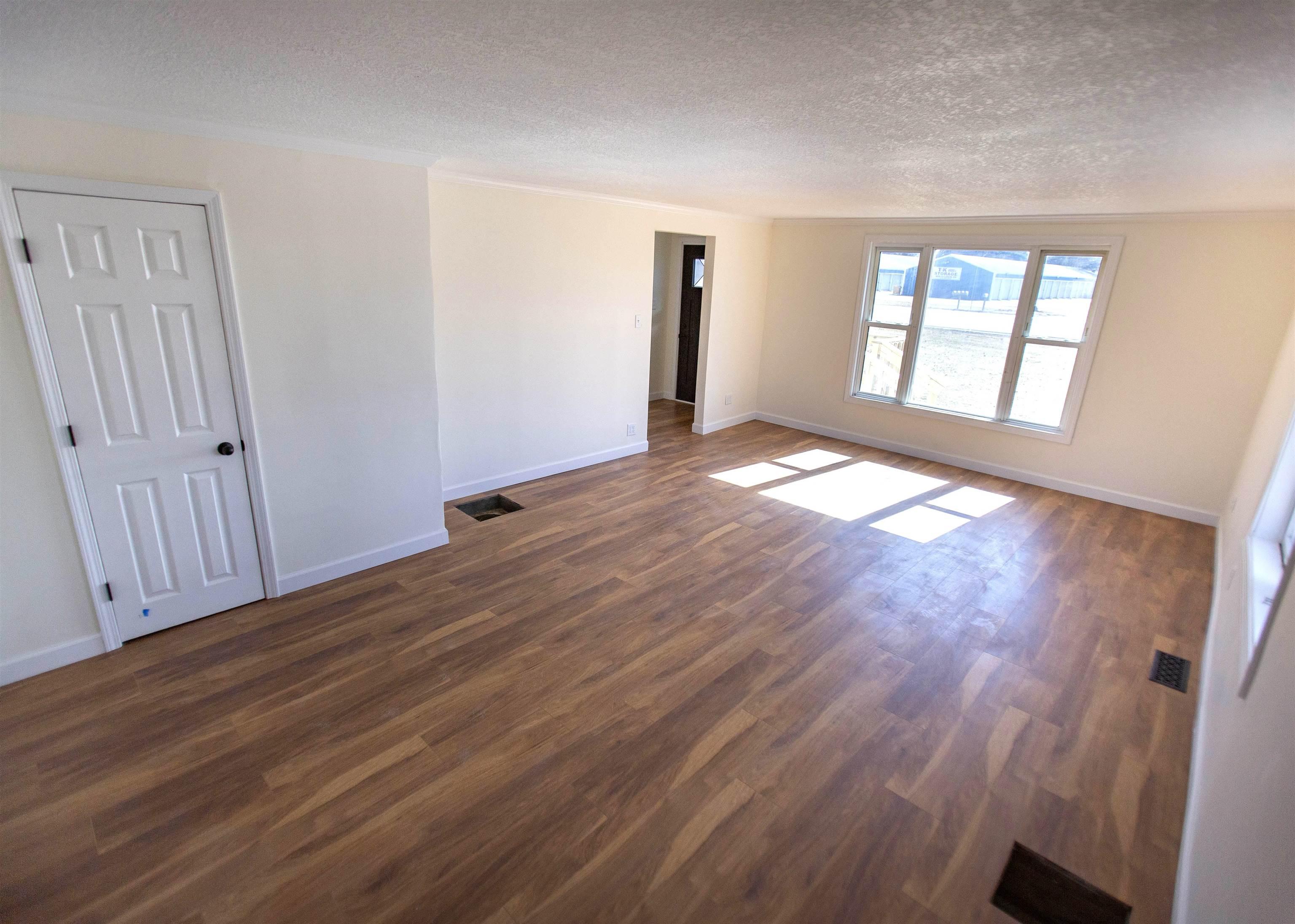 Image 3: Living room