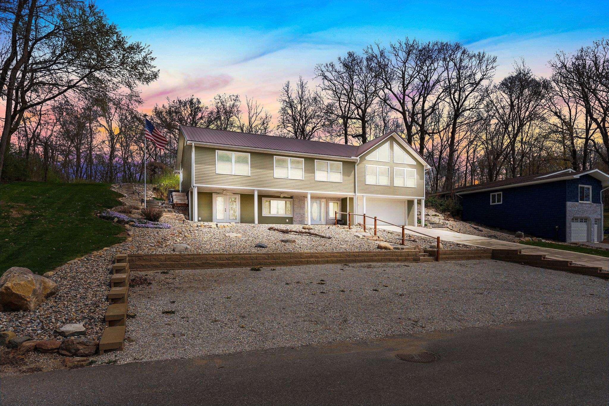 Image 0: 860 E Northshore Dr