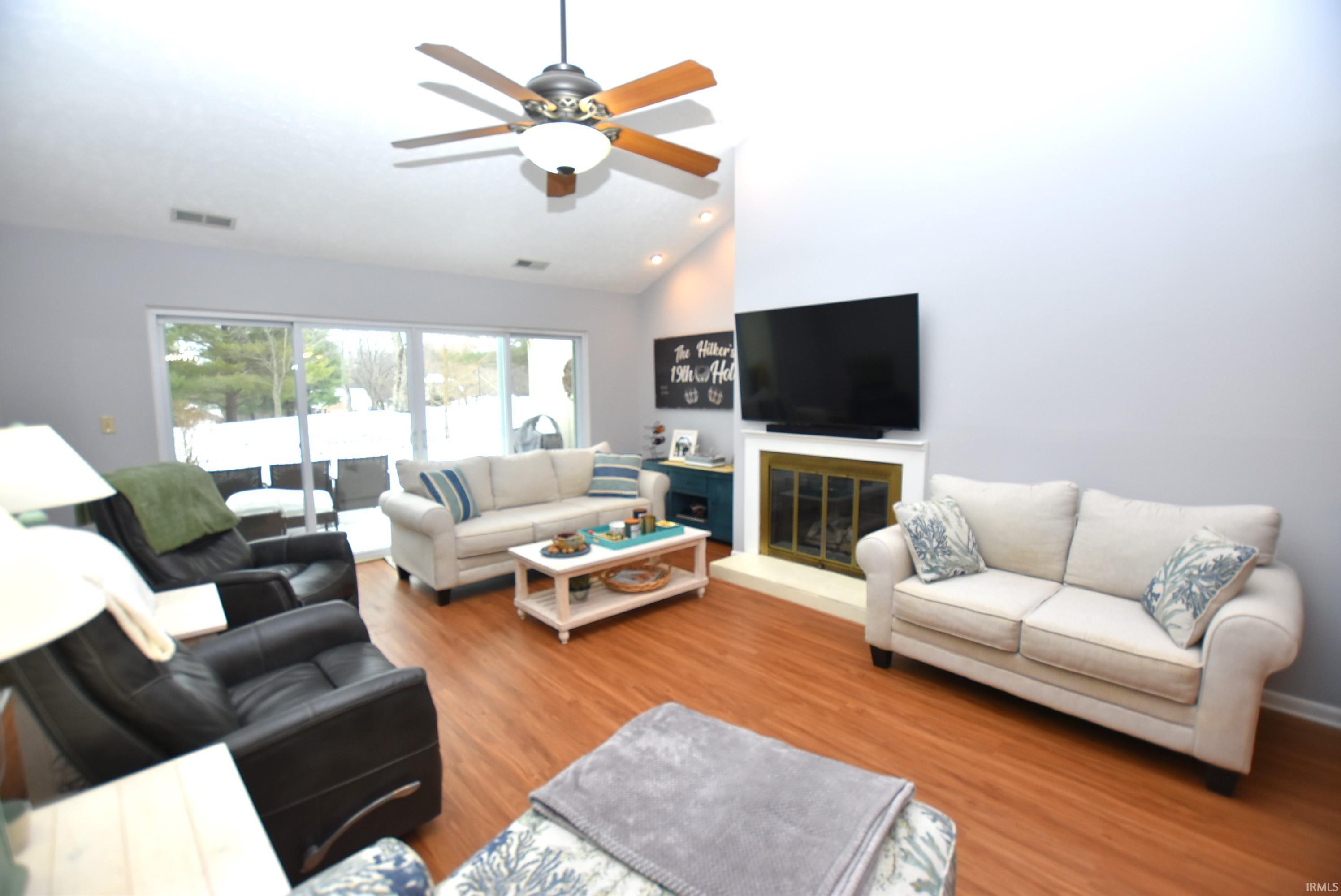 Image 3: Living Room