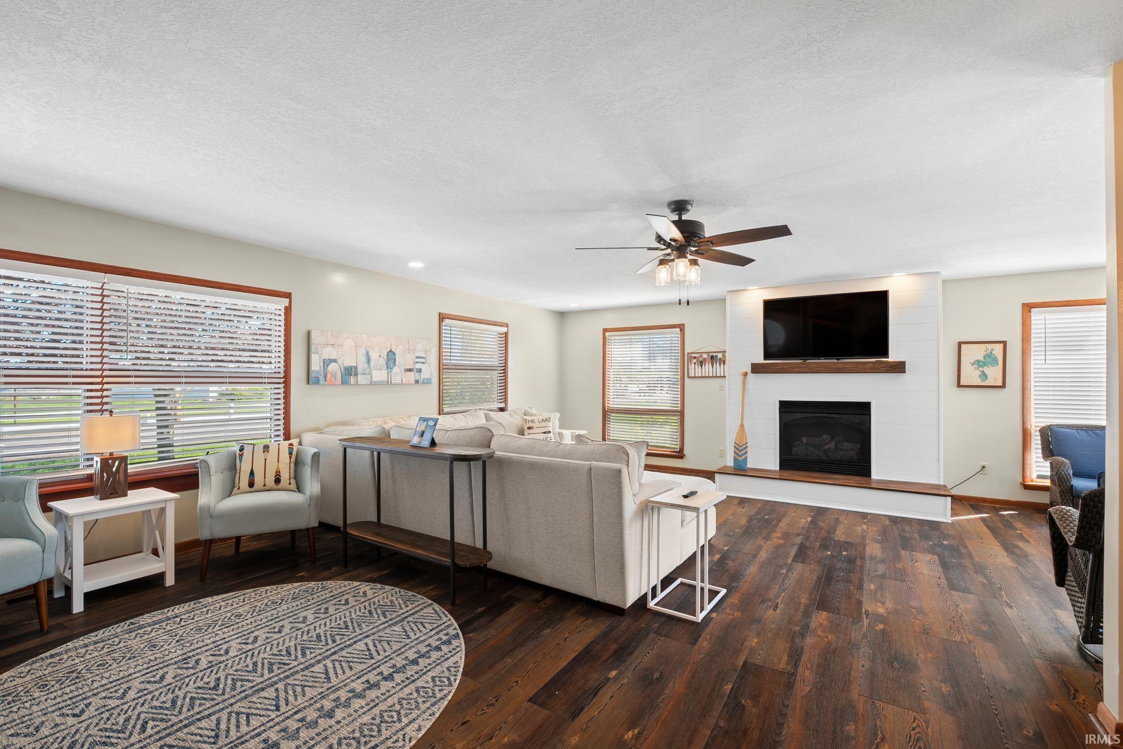 Image 3: Living Room