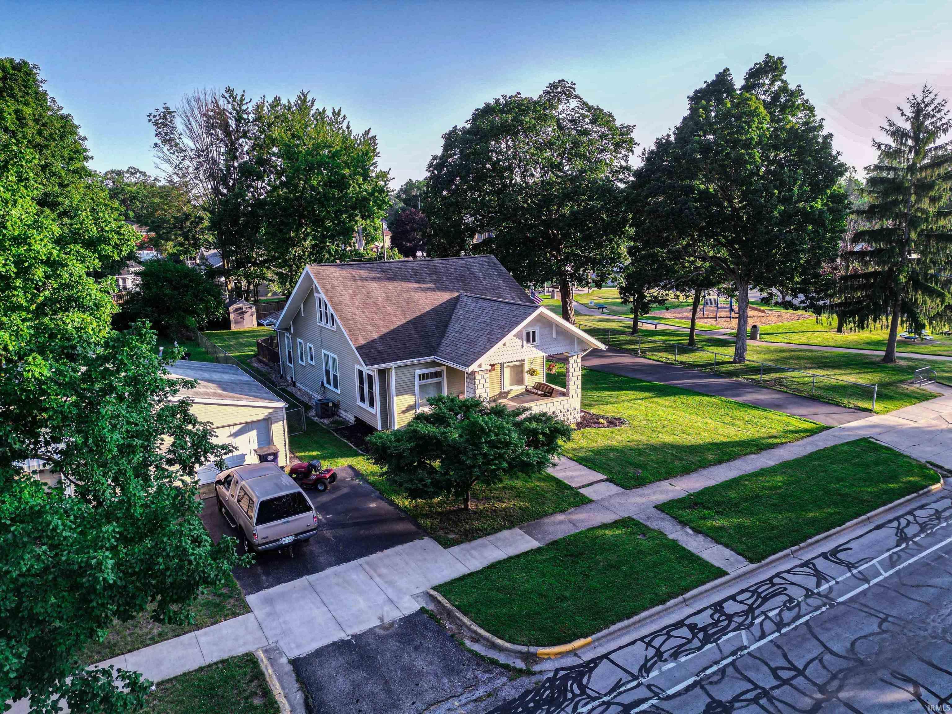 Image 3: nextdoor to park!, House next to park