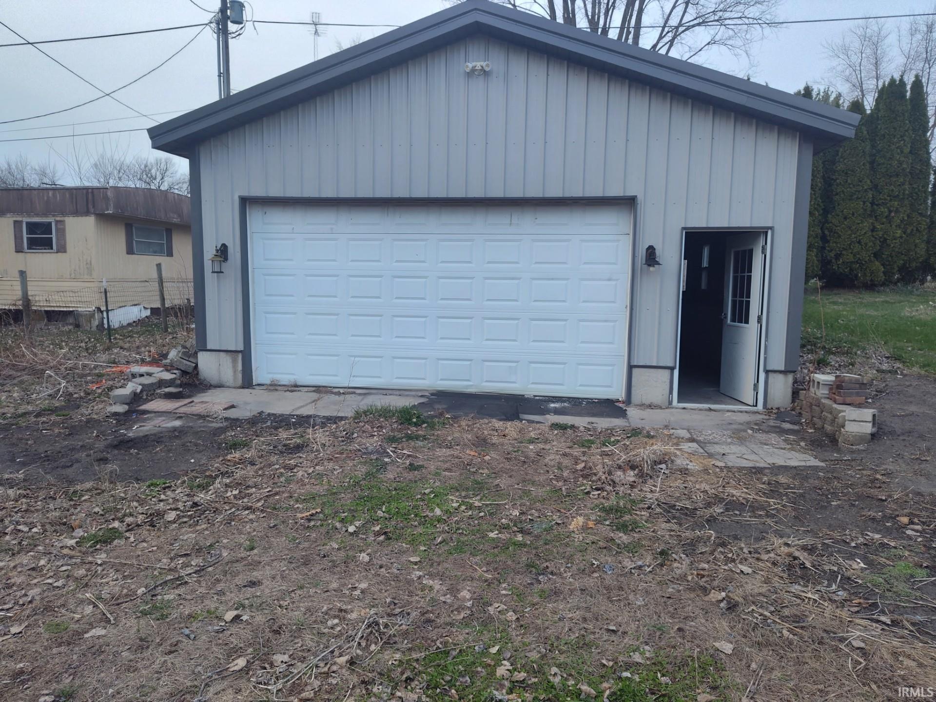 Image 2: pole barn, pole Image 2: pole barn, pole