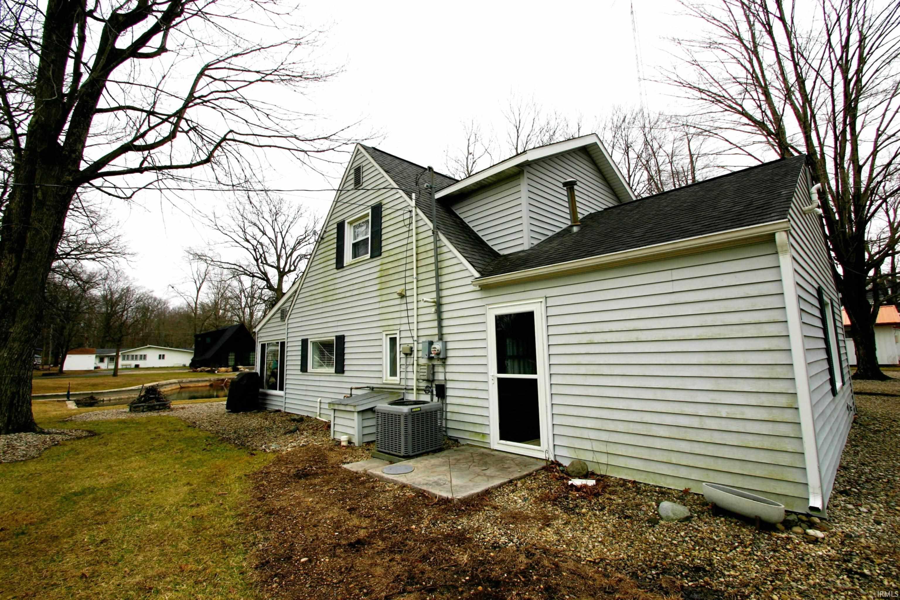 Image 1: Welcome to the Lake Living you have been searching for! This low maintenance vinyl siding will give you more time to enjoy the water., Side Elevation