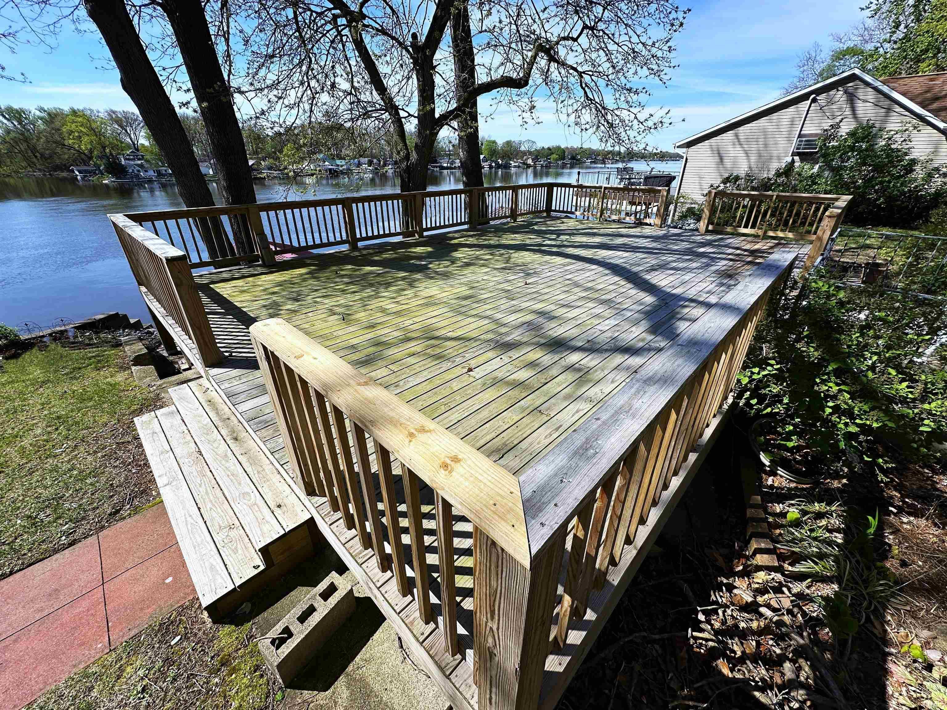 Image 2: NEW 21 x 16 LAKE-VIEW DECK