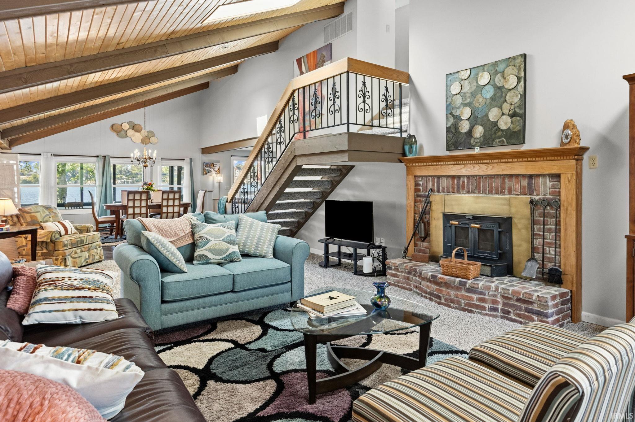 Image 2: Vaulted wood-finish ceiling with exposed beams, Living Room
