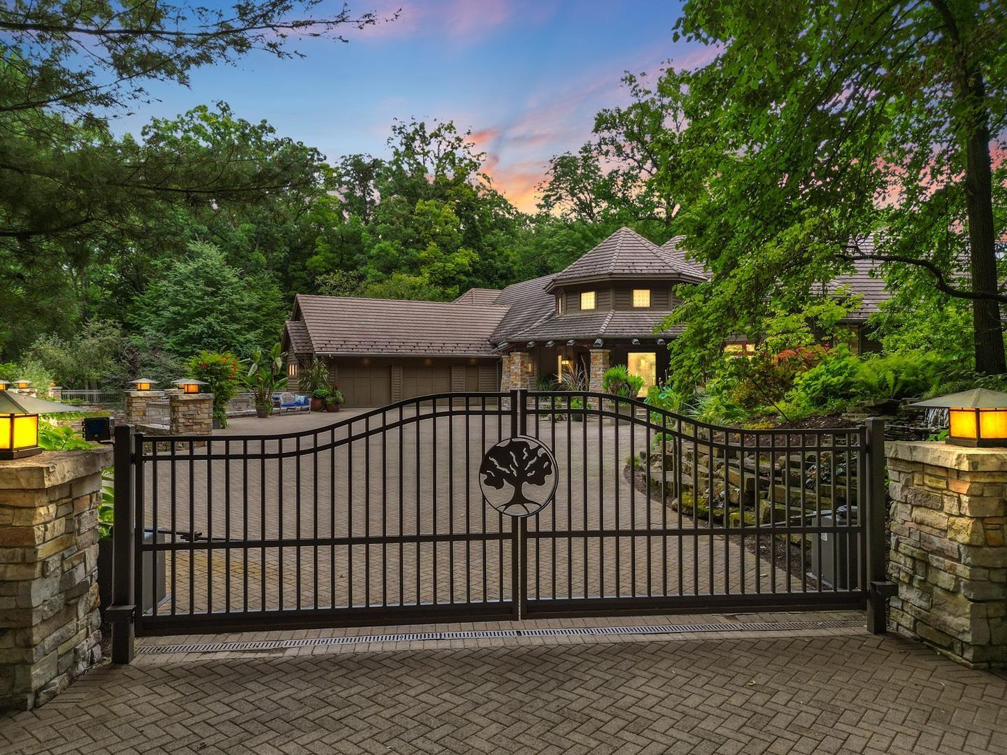 Image 1: Welcome to this Luxurious Tippy Lake Estate