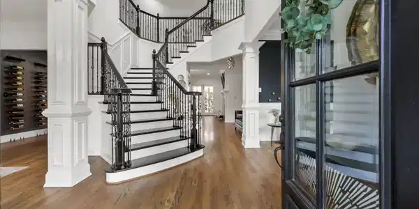 Image 4: Entrance foyer