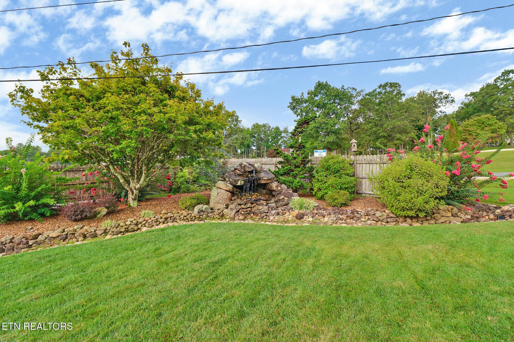 Image 4: Front yard Fountain
