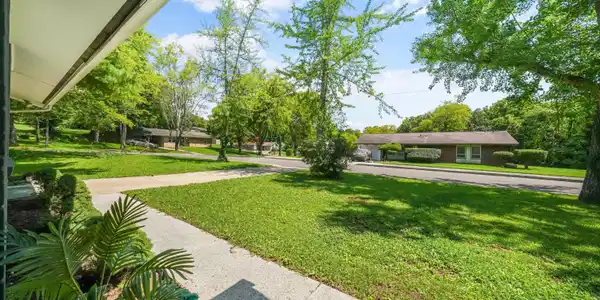 Image 3: Front Yard