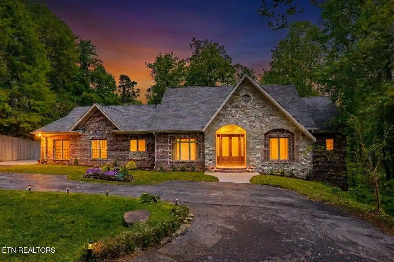 Image 1: 176-web-or-mls-3F1A4328-HDR-VT