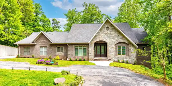 Image 2: 175-web-or-mls-3F1A4328-HDR-2