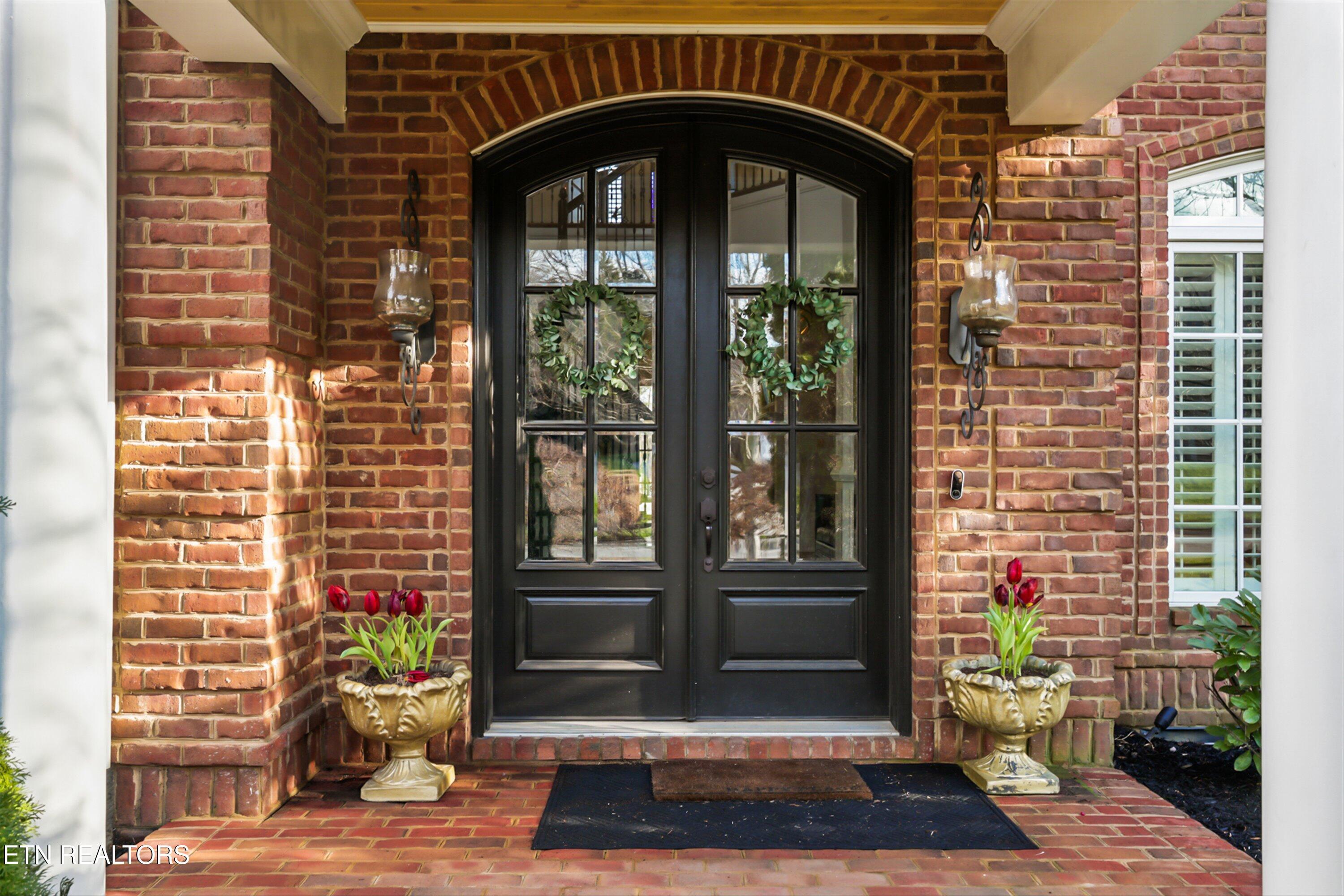 Image 4: Front Entrance