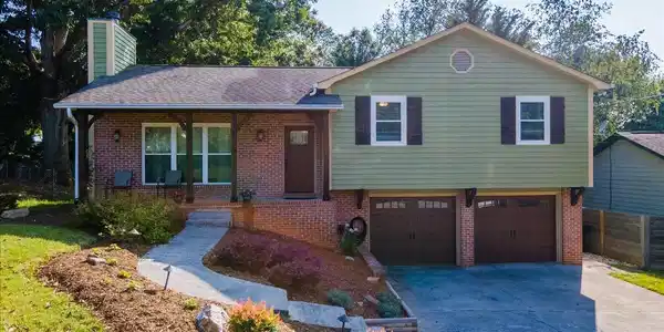 909 Tree Trunk Rd