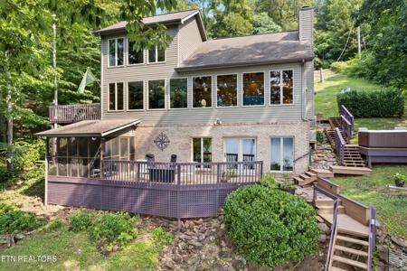 945 Lakeview Drive