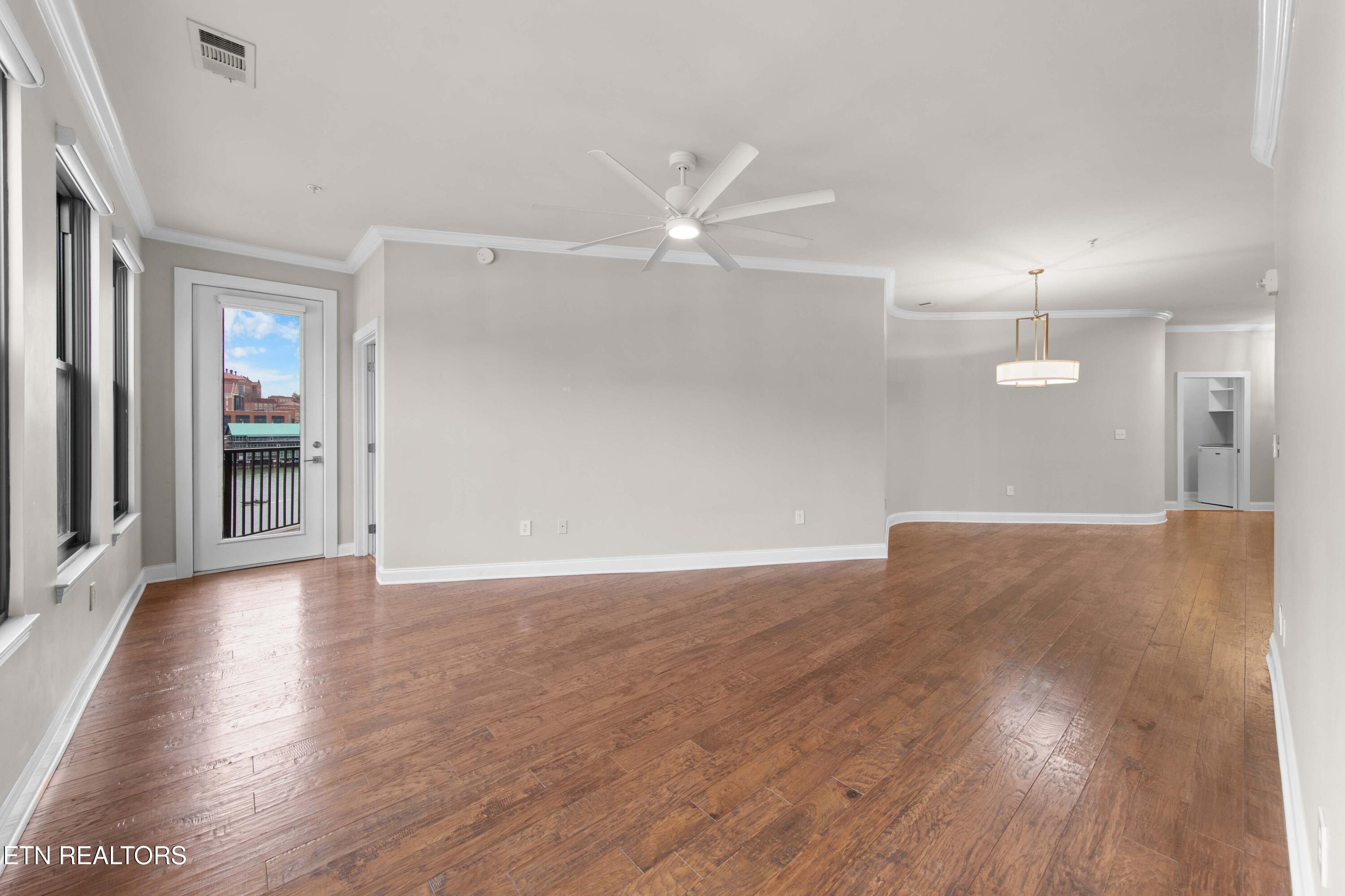 Image 4: Living Room