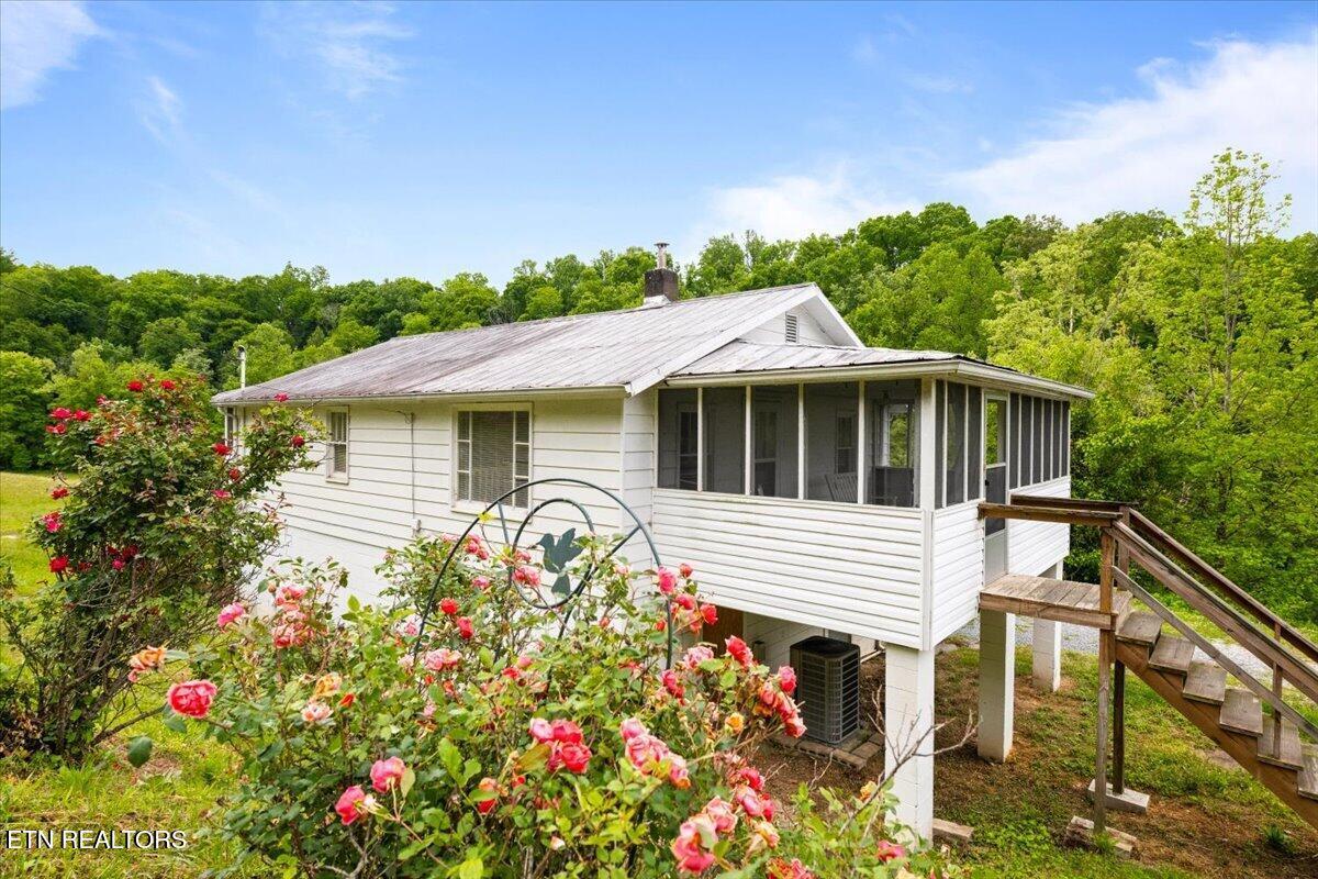 Image 2: 04-743 Lovely Bluff Rd
