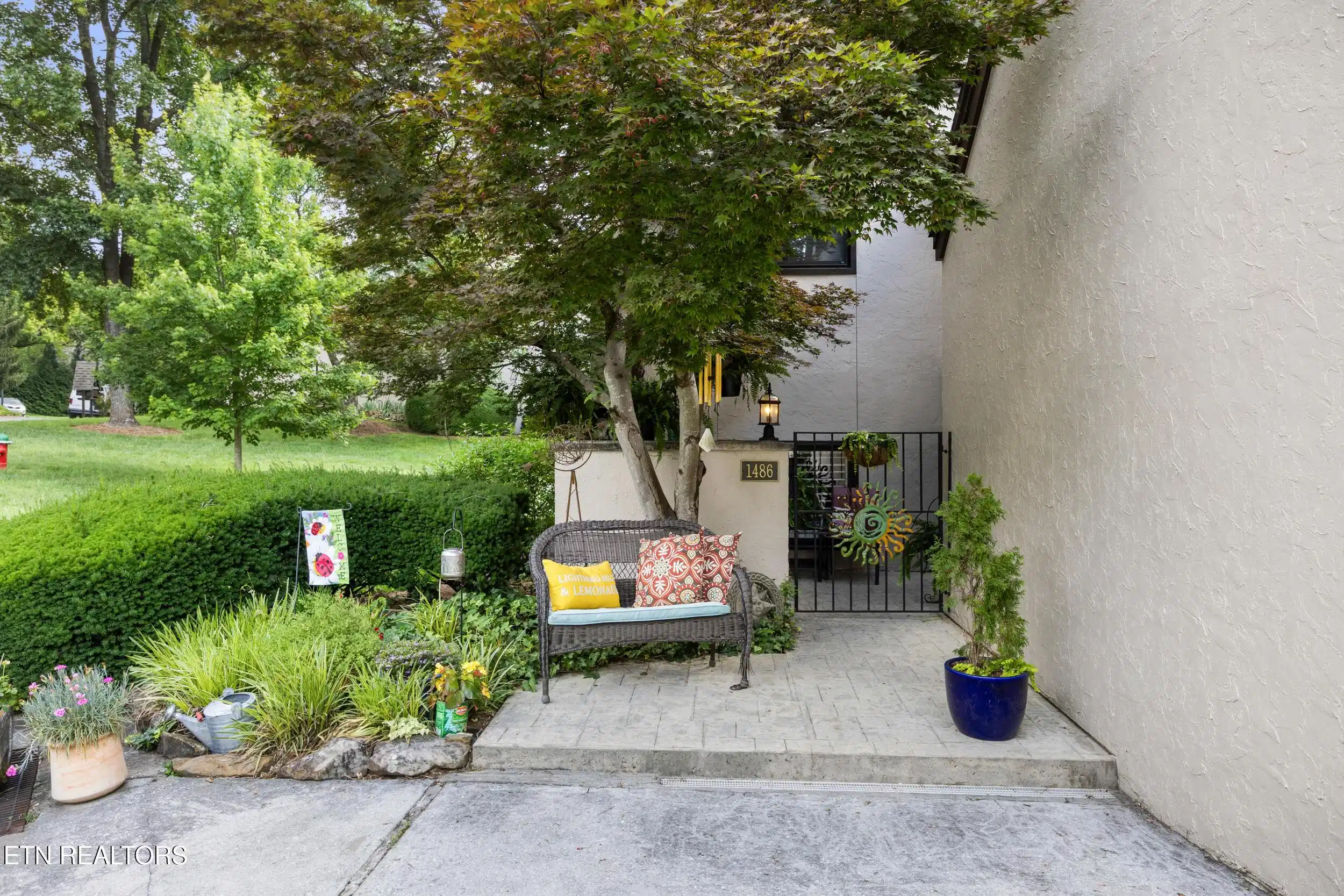 Image 1: 10_1486 touraine place-3