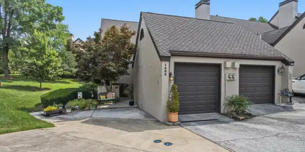 Image 2: 2_1486 touraine place-5