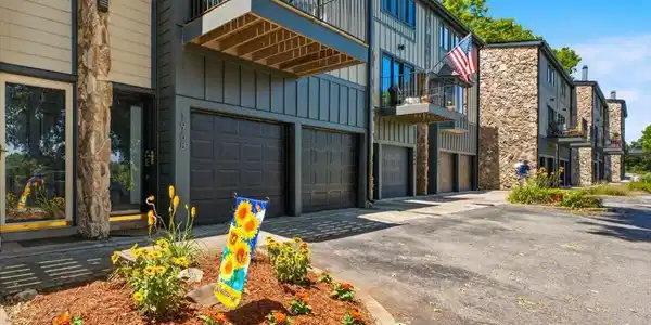 Image 3: 02-Exterior
