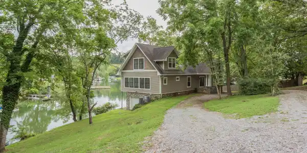 Image 3: Exterior_Driveway_01