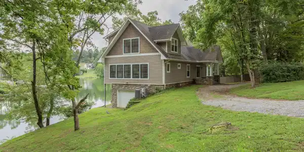 Image 4: Exterior_Driveway_02