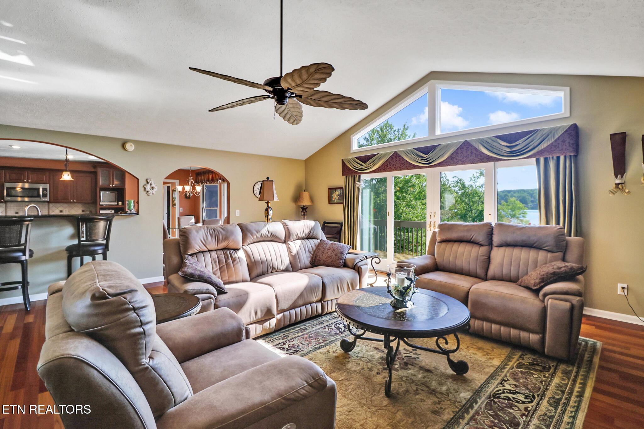 Image 3: Living room