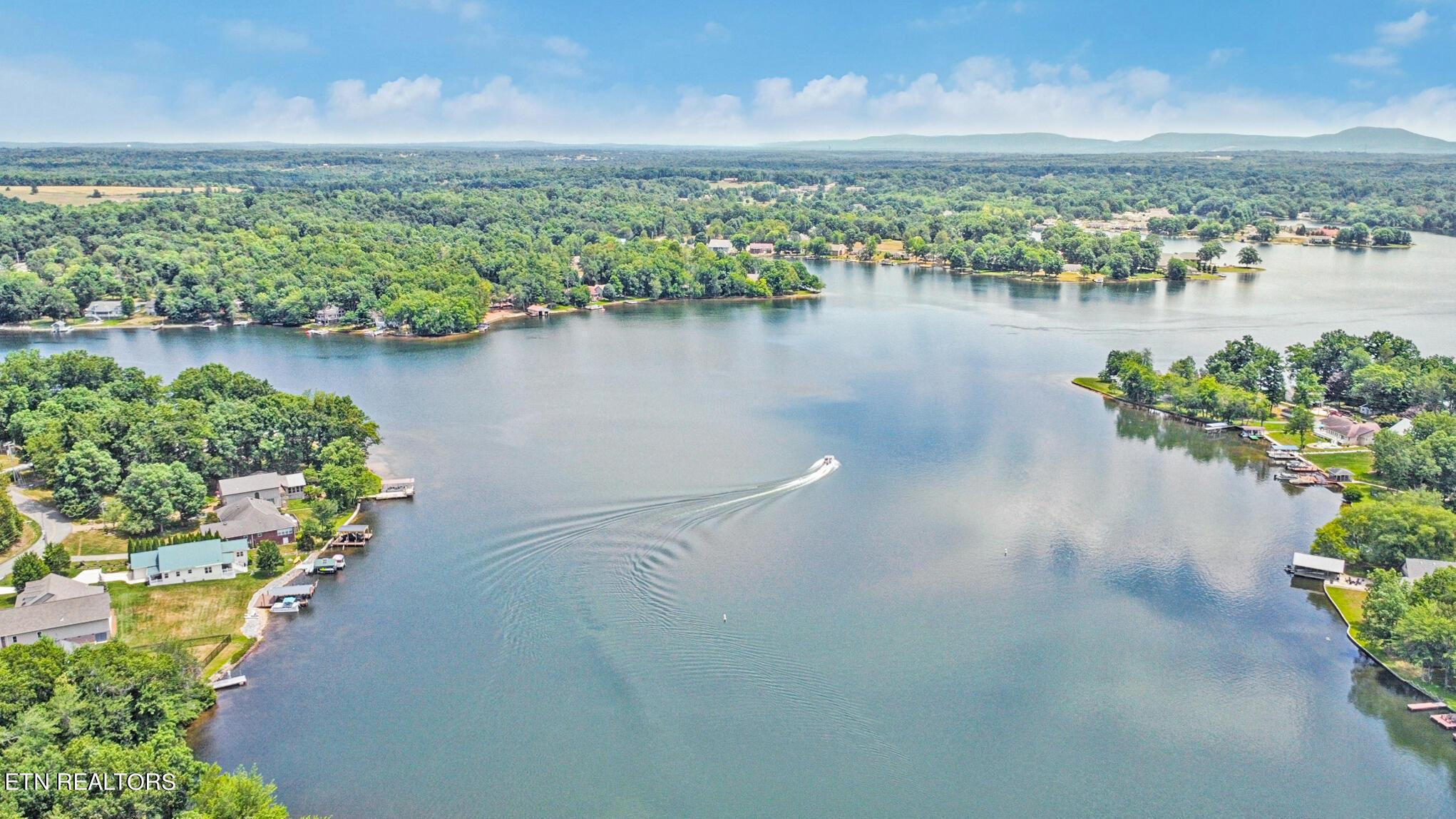 Image 1: Over an Acre of Lakefront!
