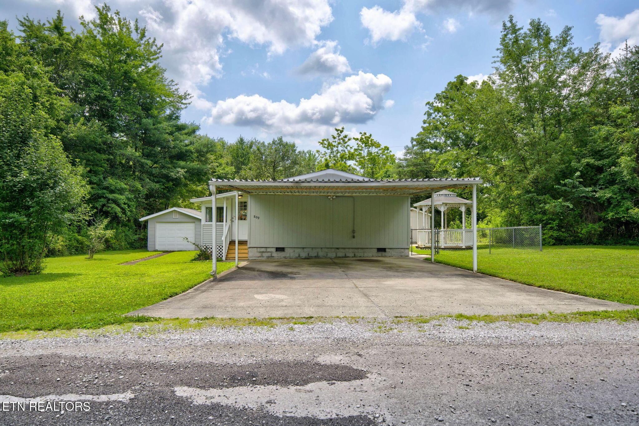 Image 4: Large Carport