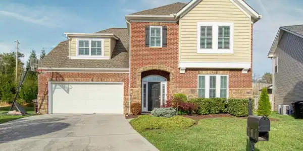 704 Huntcliff Lane