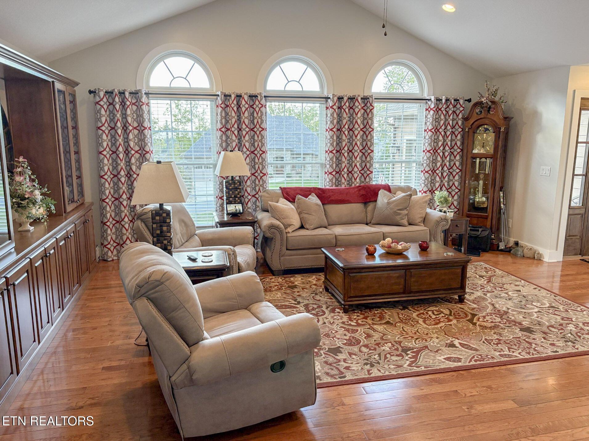 Image 4: Living Room