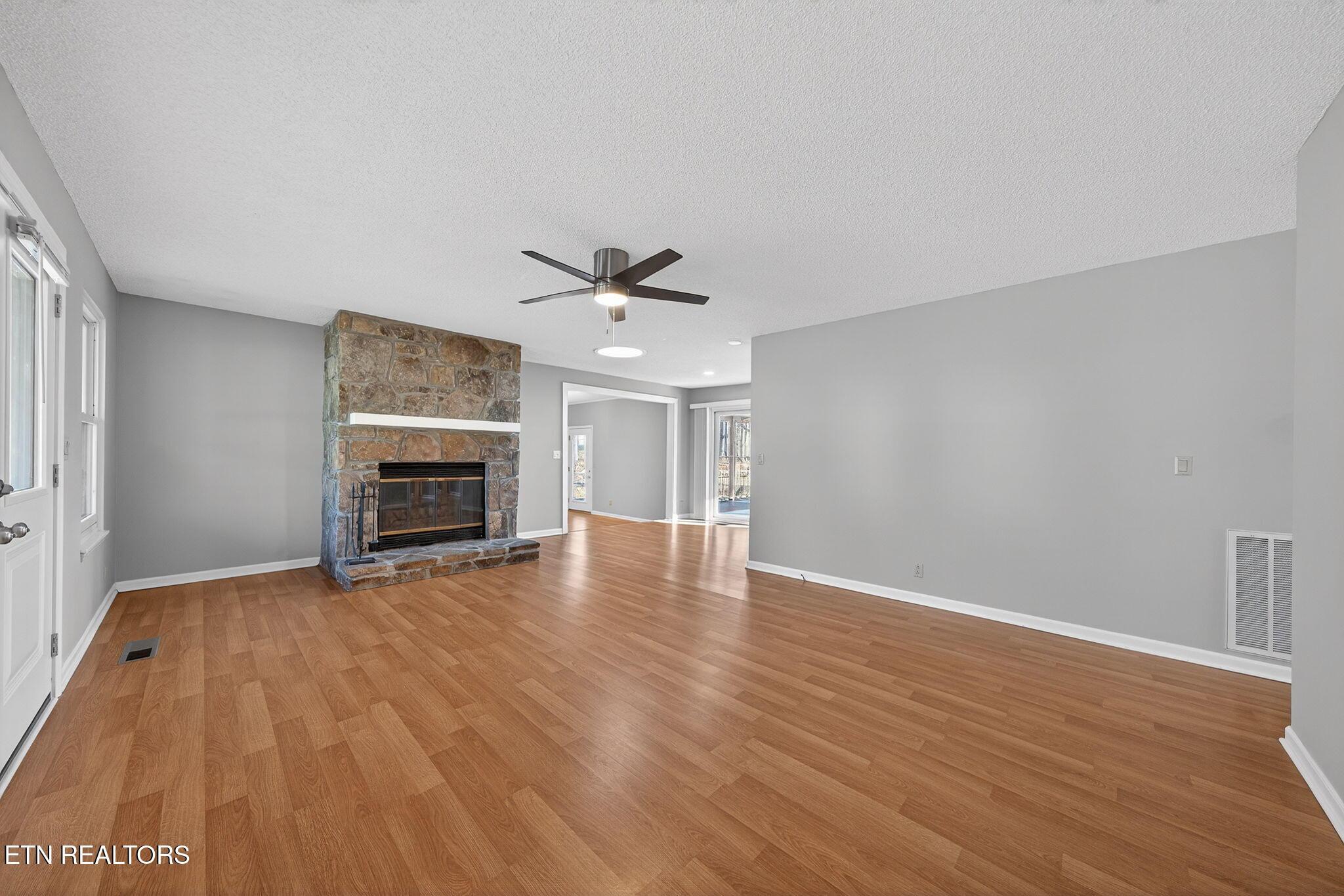 Image 3: 15-web-or-mls-153 Glenwood Dr_076_TNPC