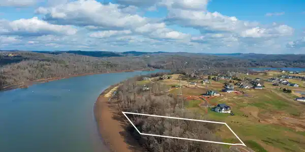 Image 3: homesandvideos aerials-10301 lines