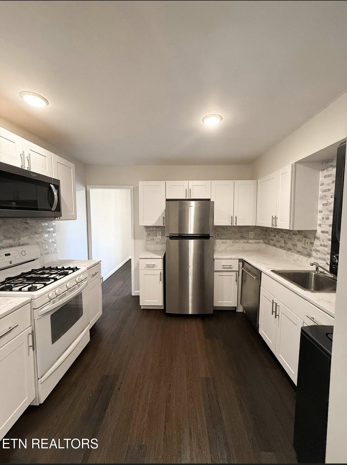 Image 4: Kitchen