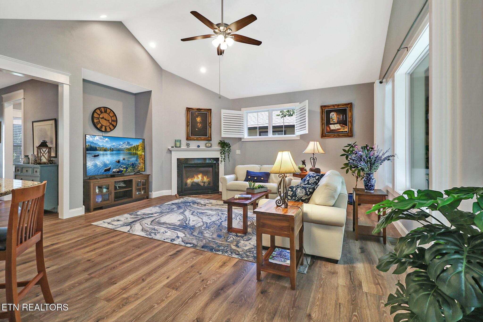Image 2: Living room