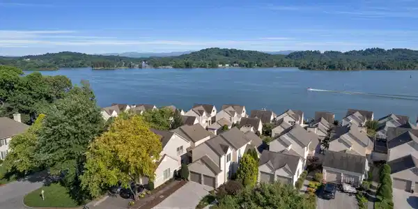 3473 Commodore Point
