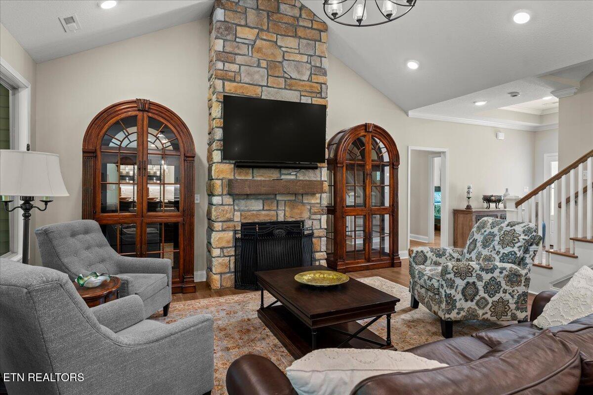 Image 4: 04-Living Room