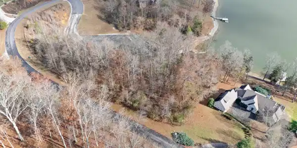 Image 2: 01-279 E Shore Dr04