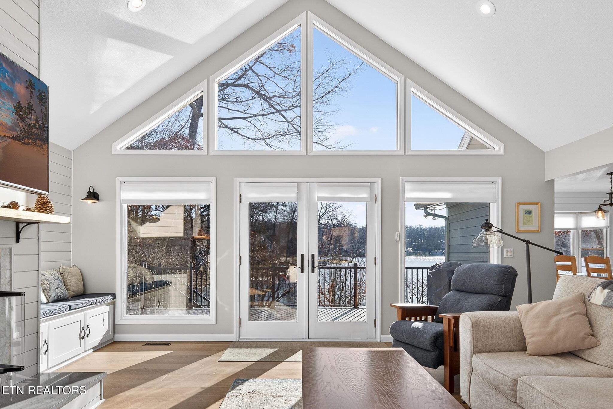 Image 3: Spectacular wall of windows