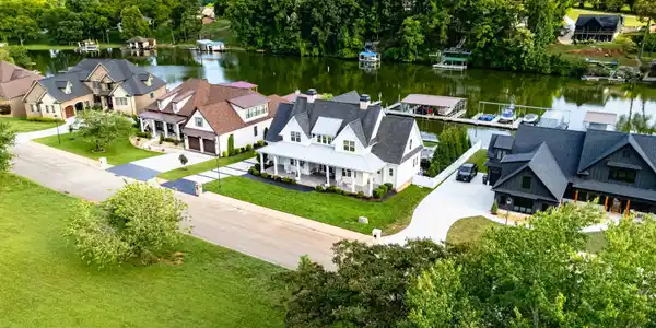 Image 4: Upscale subdivision