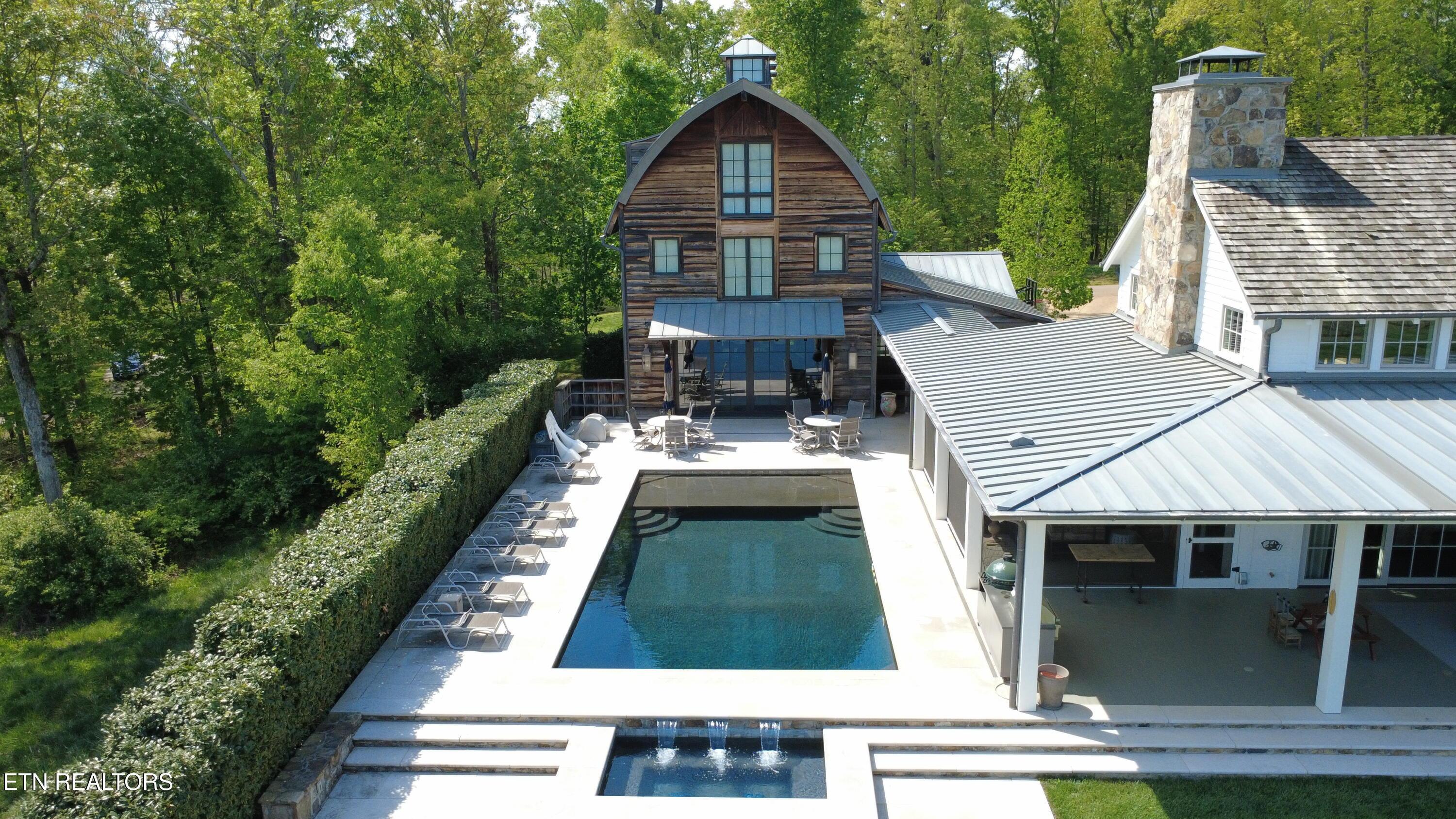 Image 3: Outdoor living