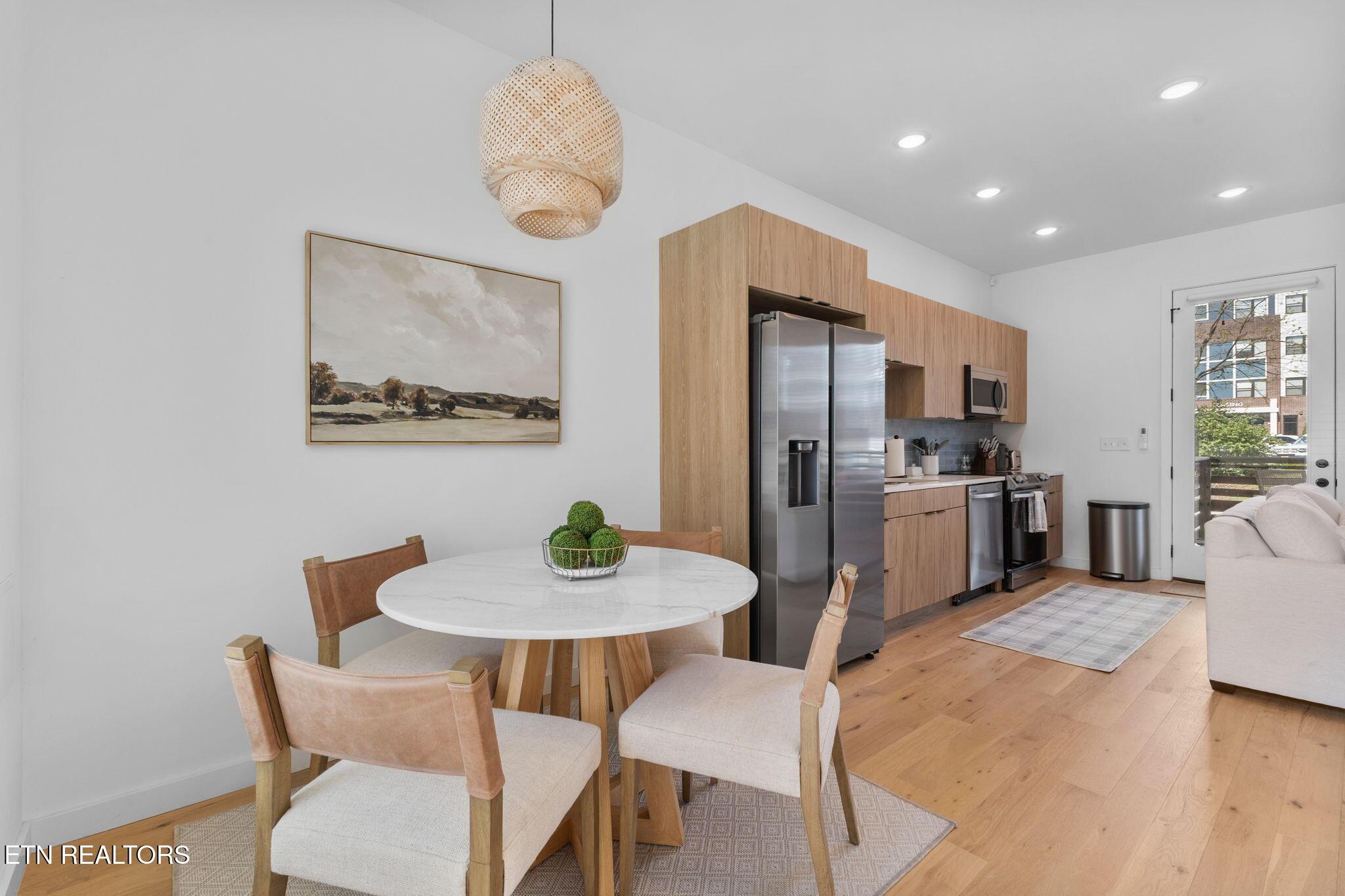 Image 3: Eat in kitchen