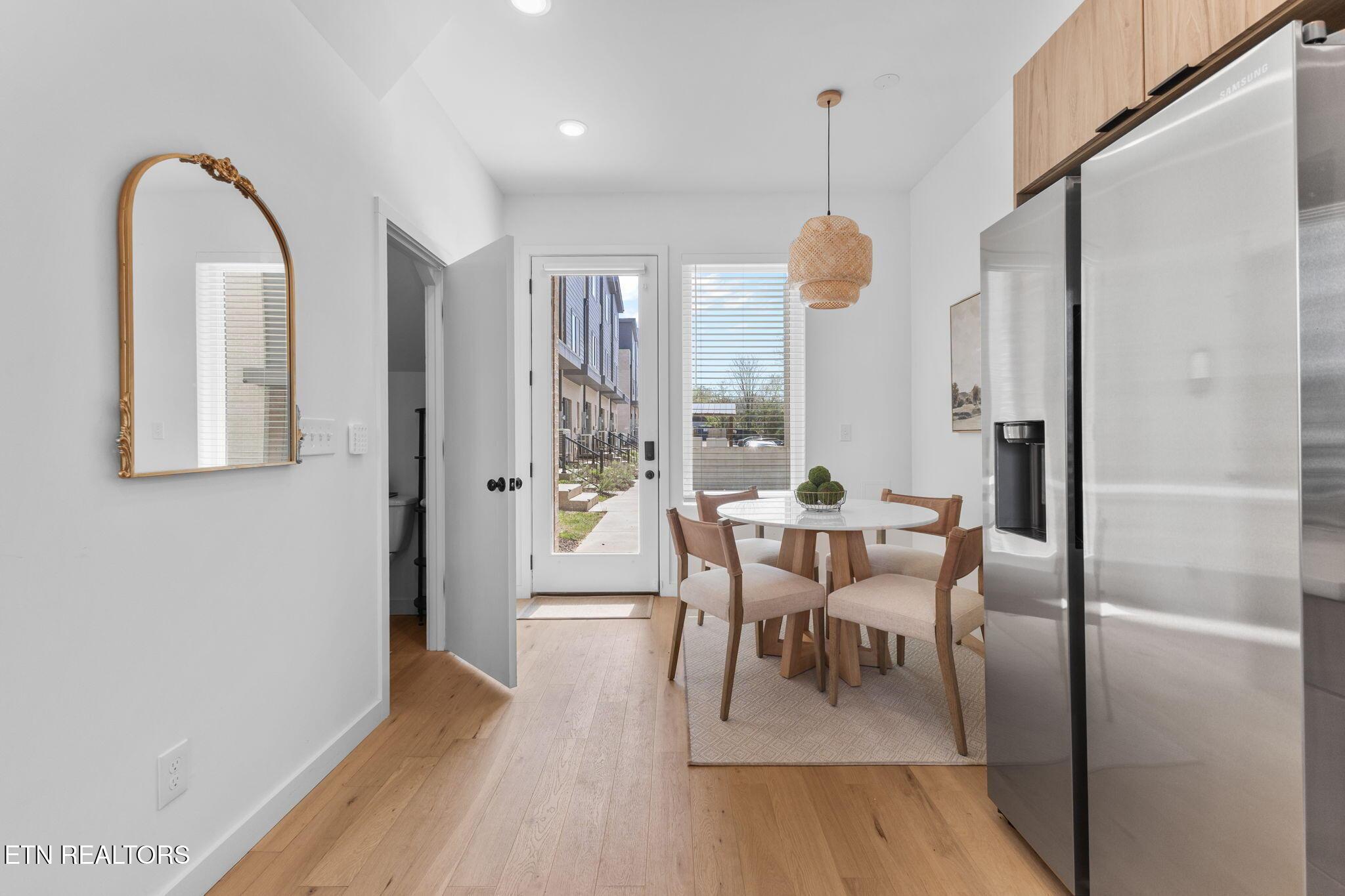 Image 4: Eat in kitchen