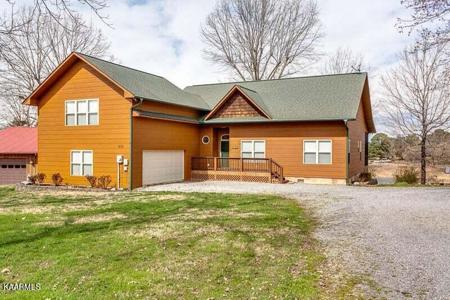 905 Holiday Lane